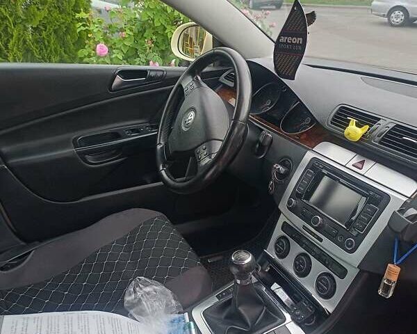 Бежевий Фольксваген Пассат, об'ємом двигуна 2 л та пробігом 304 тис. км за 6500 $, фото 2 на Automoto.ua