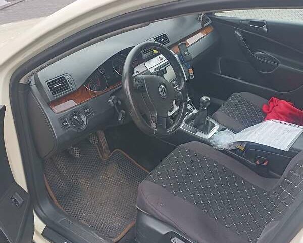 Бежевий Фольксваген Пассат, об'ємом двигуна 2 л та пробігом 304 тис. км за 6500 $, фото 5 на Automoto.ua