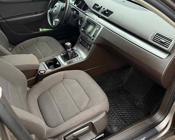 Бежевий Фольксваген Пассат, об'ємом двигуна 2 л та пробігом 230 тис. км за 9400 $, фото 14 на Automoto.ua