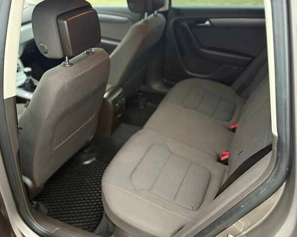 Бежевий Фольксваген Пассат, об'ємом двигуна 2 л та пробігом 230 тис. км за 9400 $, фото 16 на Automoto.ua