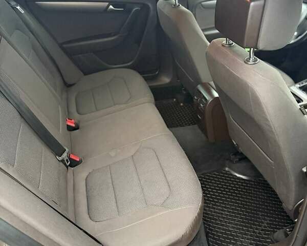 Бежевий Фольксваген Пассат, об'ємом двигуна 2 л та пробігом 230 тис. км за 9400 $, фото 18 на Automoto.ua