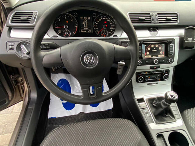 Бежевый Фольксваген Пассат, объемом двигателя 1.97 л и пробегом 246 тыс. км за 9999 $, фото 10 на Automoto.ua