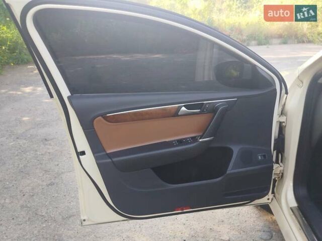 Бежевый Фольксваген Пассат, объемом двигателя 2 л и пробегом 420 тыс. км за 10300 $, фото 12 на Automoto.ua