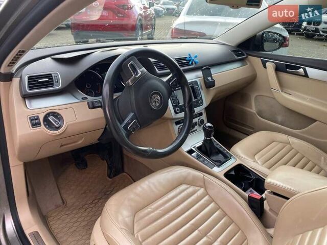 Бежевый Фольксваген Пассат, объемом двигателя 1.97 л и пробегом 334 тыс. км за 10600 $, фото 10 на Automoto.ua