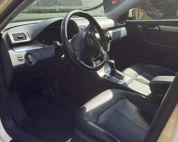 Бежевий Фольксваген Пассат, об'ємом двигуна 2 л та пробігом 284 тис. км за 9800 $, фото 17 на Automoto.ua