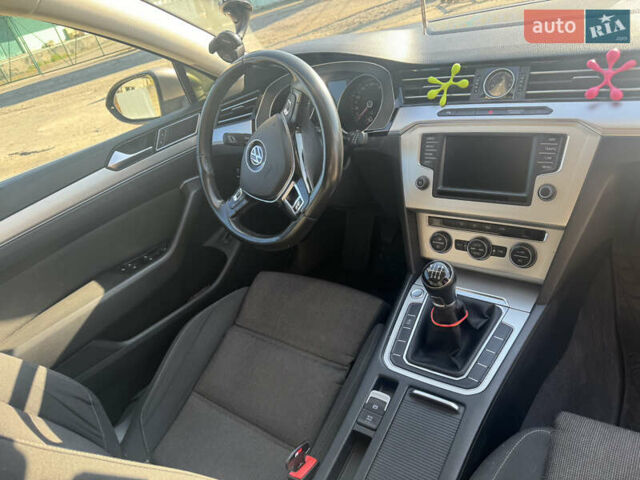 Бежевый Фольксваген Пассат, объемом двигателя 1.6 л и пробегом 300 тыс. км за 12000 $, фото 1 на Automoto.ua