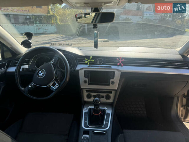 Бежевый Фольксваген Пассат, объемом двигателя 1.6 л и пробегом 300 тыс. км за 12000 $, фото 2 на Automoto.ua