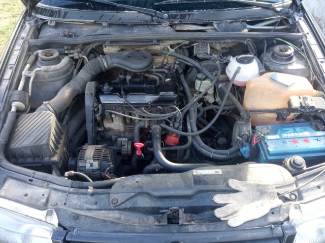 Черный Фольксваген Пассат, объемом двигателя 1.8 л и пробегом 381 тыс. км за 2142 $, фото 2 на Automoto.ua