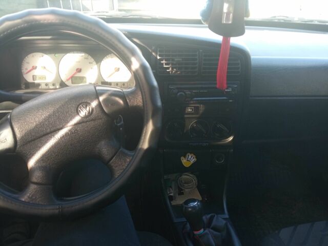 Черный Фольксваген Пассат, объемом двигателя 1.8 л и пробегом 381 тыс. км за 2142 $, фото 3 на Automoto.ua