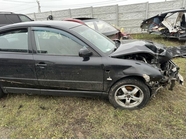 Черный Фольксваген Пассат, объемом двигателя 1.6 л и пробегом 300 тыс. км за 1000 $, фото 2 на Automoto.ua