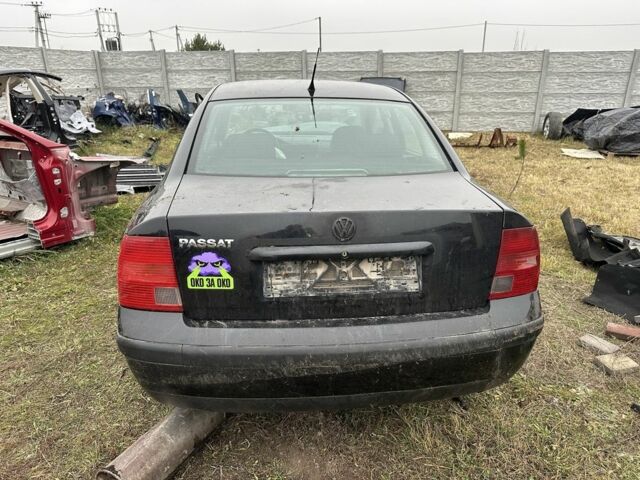 Черный Фольксваген Пассат, объемом двигателя 1.6 л и пробегом 300 тыс. км за 1000 $, фото 4 на Automoto.ua