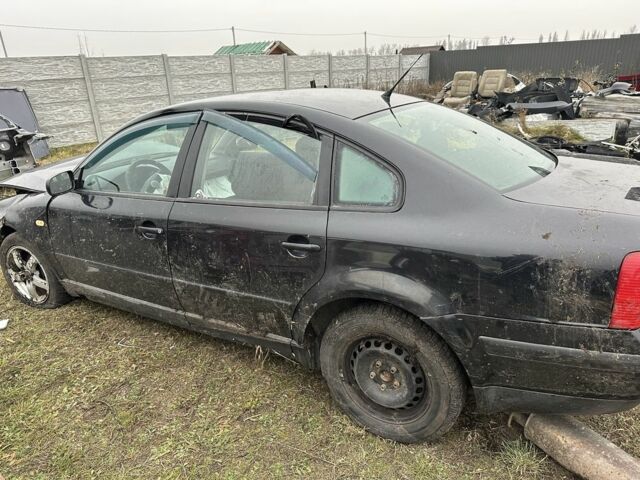 Черный Фольксваген Пассат, объемом двигателя 1.6 л и пробегом 300 тыс. км за 1000 $, фото 5 на Automoto.ua