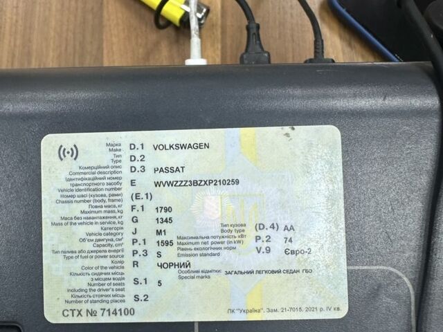 Черный Фольксваген Пассат, объемом двигателя 1.6 л и пробегом 300 тыс. км за 1000 $, фото 6 на Automoto.ua