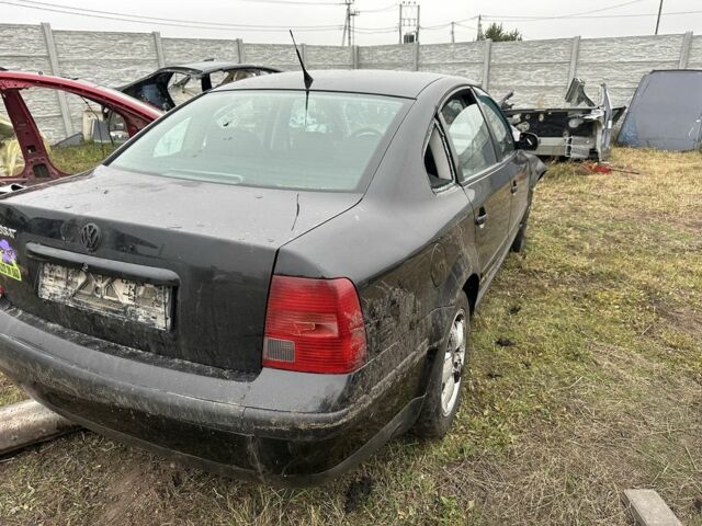 Черный Фольксваген Пассат, объемом двигателя 1.6 л и пробегом 300 тыс. км за 1000 $, фото 3 на Automoto.ua