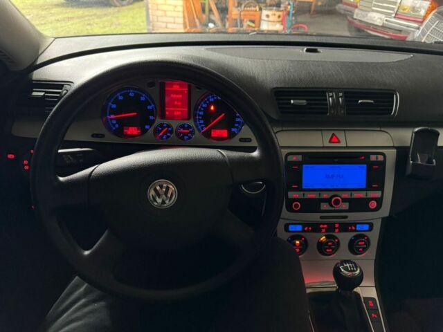 Черный Фольксваген Пассат, объемом двигателя 1.6 л и пробегом 208 тыс. км за 6550 $, фото 7 на Automoto.ua