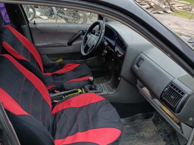 Черный Фольксваген Пассат, объемом двигателя 1.8 л и пробегом 300 тыс. км за 750 $, фото 4 на Automoto.ua