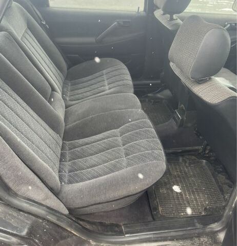 Черный Фольксваген Пассат, объемом двигателя 1.8 л и пробегом 300 тыс. км за 1550 $, фото 6 на Automoto.ua