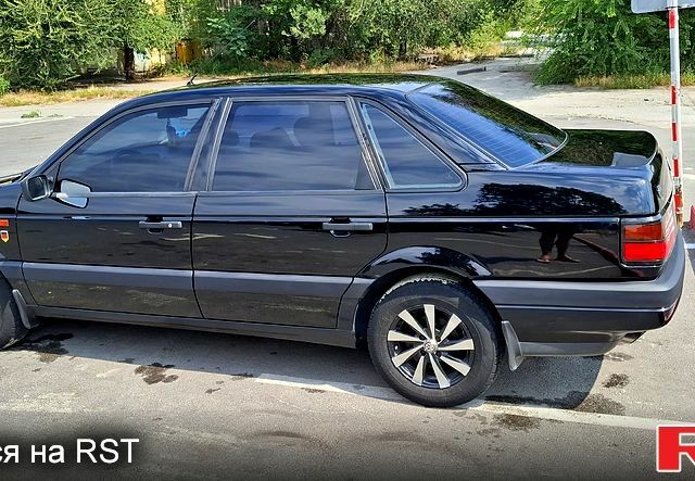 Черный Фольксваген Пассат, объемом двигателя 1.8 л и пробегом 345 тыс. км за 3100 $, фото 1 на Automoto.ua