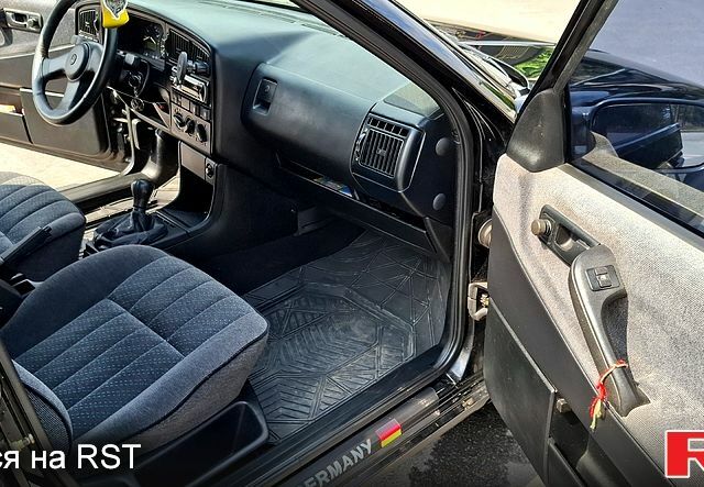 Черный Фольксваген Пассат, объемом двигателя 1.8 л и пробегом 345 тыс. км за 3100 $, фото 7 на Automoto.ua