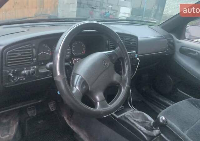 Черный Фольксваген Пассат, объемом двигателя 2 л и пробегом 290 тыс. км за 1300 $, фото 2 на Automoto.ua