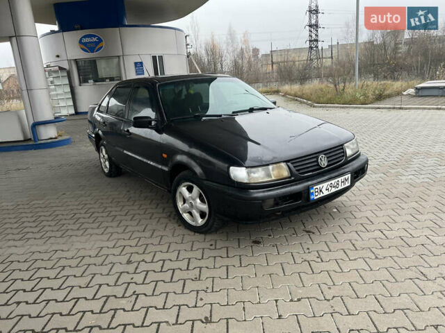 Черный Фольксваген Пассат, объемом двигателя 1.98 л и пробегом 300 тыс. км за 2300 $, фото 2 на Automoto.ua