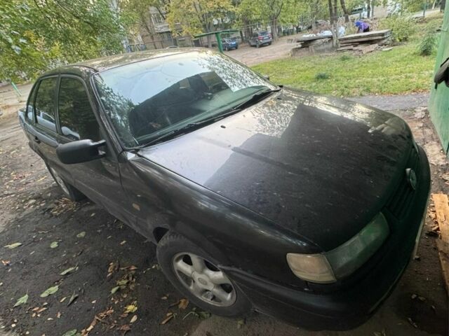 Черный Фольксваген Пассат, объемом двигателя 2 л и пробегом 350 тыс. км за 2400 $, фото 2 на Automoto.ua