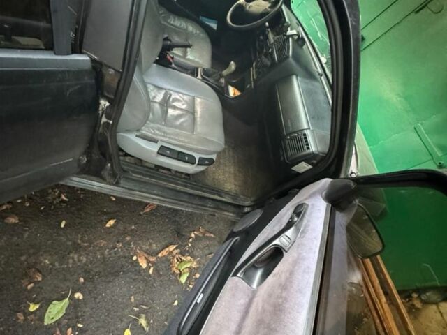 Черный Фольксваген Пассат, объемом двигателя 2 л и пробегом 350 тыс. км за 2400 $, фото 3 на Automoto.ua