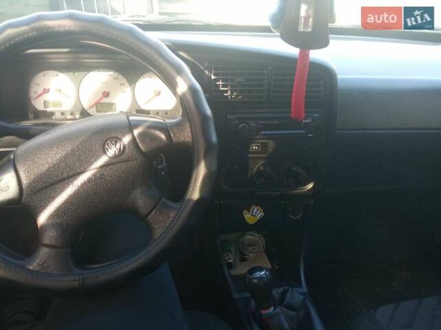 Черный Фольксваген Пассат, объемом двигателя 1.8 л и пробегом 381 тыс. км за 2200 $, фото 4 на Automoto.ua