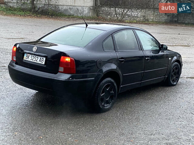 Чорний Фольксваген Пассат, об'ємом двигуна 1.6 л та пробігом 350 тис. км за 2000 $, фото 3 на Automoto.ua