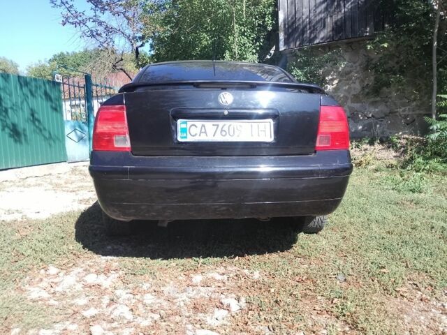 Черный Фольксваген Пассат, объемом двигателя 1.6 л и пробегом 199 тыс. км за 2500 $, фото 4 на Automoto.ua