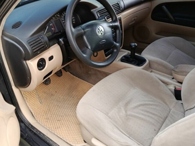 Черный Фольксваген Пассат, объемом двигателя 1.8 л и пробегом 260 тыс. км за 2700 $, фото 4 на Automoto.ua