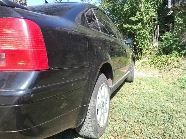 Черный Фольксваген Пассат, объемом двигателя 1.6 л и пробегом 199 тыс. км за 2500 $, фото 1 на Automoto.ua