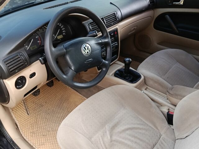 Черный Фольксваген Пассат, объемом двигателя 1.8 л и пробегом 260 тыс. км за 2700 $, фото 5 на Automoto.ua