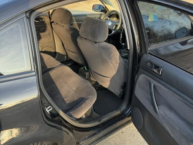 Черный Фольксваген Пассат, объемом двигателя 1.8 л и пробегом 396 тыс. км за 3200 $, фото 10 на Automoto.ua