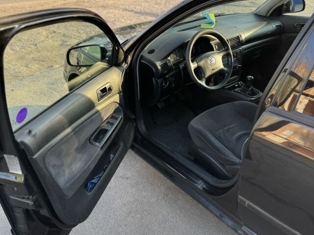 Черный Фольксваген Пассат, объемом двигателя 1.8 л и пробегом 396 тыс. км за 3200 $, фото 12 на Automoto.ua