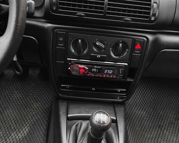 Черный Фольксваген Пассат, объемом двигателя 1.6 л и пробегом 214 тыс. км за 2900 $, фото 3 на Automoto.ua