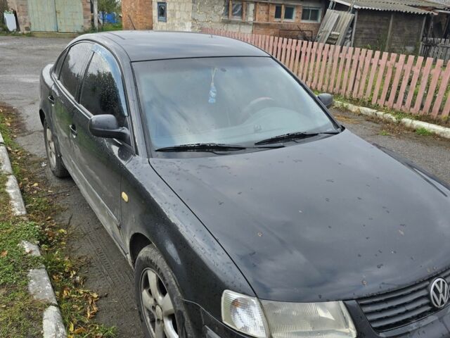 Черный Фольксваген Пассат, объемом двигателя 1.8 л и пробегом 440 тыс. км за 2038 $, фото 1 на Automoto.ua