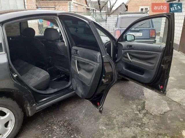 Черный Фольксваген Пассат, объемом двигателя 1.6 л и пробегом 390 тыс. км за 2999 $, фото 22 на Automoto.ua