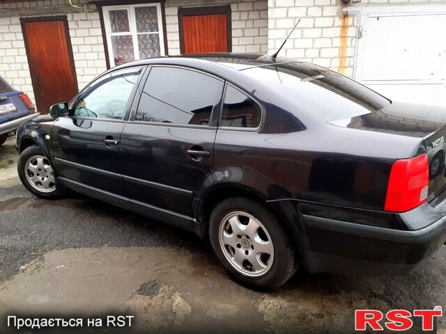 Черный Фольксваген Пассат, объемом двигателя 1.6 л и пробегом 390 тыс. км за 2999 $, фото 7 на Automoto.ua