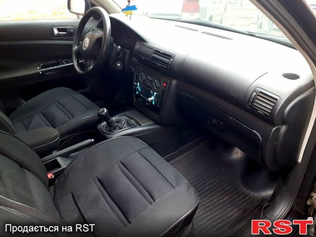 Черный Фольксваген Пассат, объемом двигателя 1.6 л и пробегом 390 тыс. км за 2999 $, фото 4 на Automoto.ua