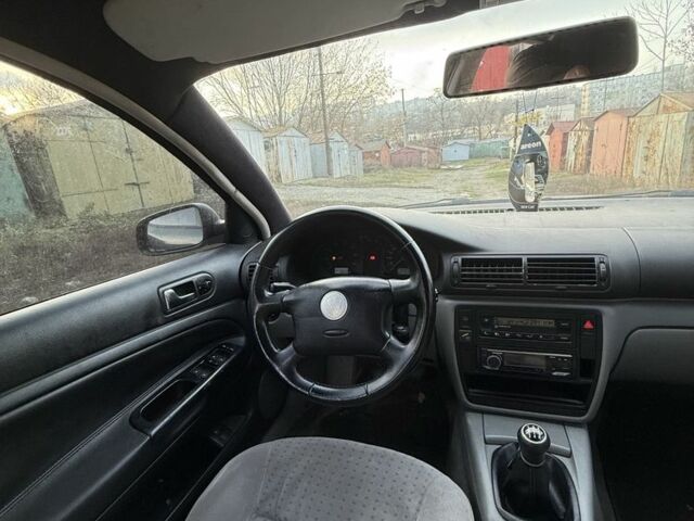 Черный Фольксваген Пассат, объемом двигателя 1.8 л и пробегом 300 тыс. км за 3200 $, фото 7 на Automoto.ua