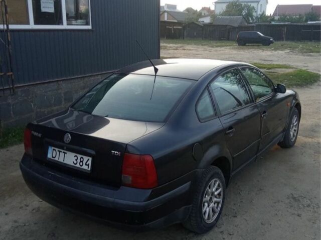 Черный Фольксваген Пассат, объемом двигателя 1.9 л и пробегом 322 тыс. км за 1578 $, фото 1 на Automoto.ua