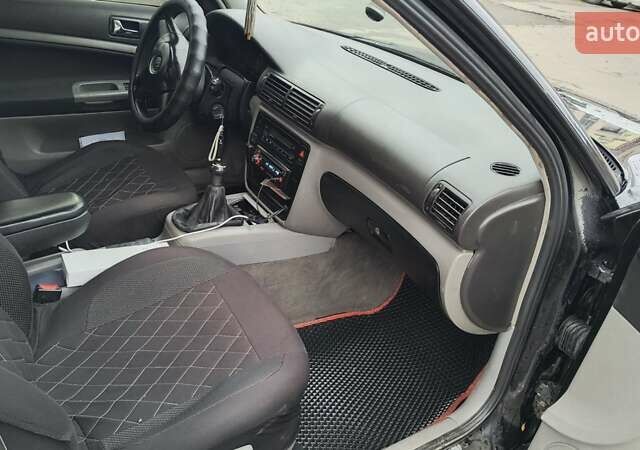 Черный Фольксваген Пассат, объемом двигателя 1.78 л и пробегом 520 тыс. км за 4200 $, фото 11 на Automoto.ua