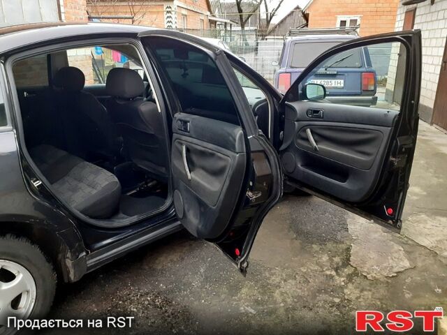 Черный Фольксваген Пассат, объемом двигателя 1.6 л и пробегом 390 тыс. км за 2999 $, фото 5 на Automoto.ua