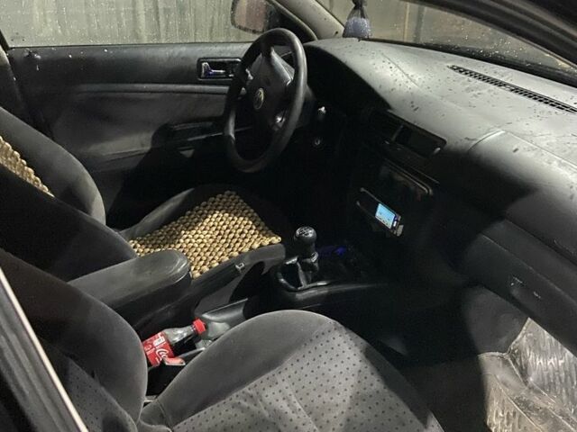 Черный Фольксваген Пассат, объемом двигателя 1.9 л и пробегом 300 тыс. км за 1700 $, фото 4 на Automoto.ua