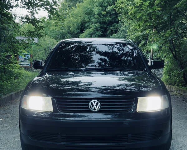 Черный Фольксваген Пассат, объемом двигателя 1.6 л и пробегом 249 тыс. км за 5100 $, фото 1 на Automoto.ua