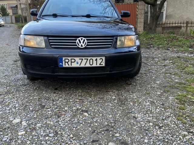 Черный Фольксваген Пассат, объемом двигателя 0 л и пробегом 300 тыс. км за 1650 $, фото 2 на Automoto.ua