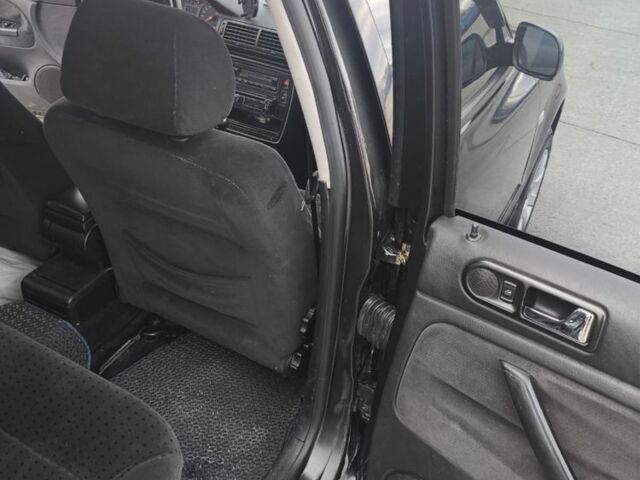 Черный Фольксваген Пассат, объемом двигателя 1.8 л и пробегом 435 тыс. км за 4300 $, фото 11 на Automoto.ua