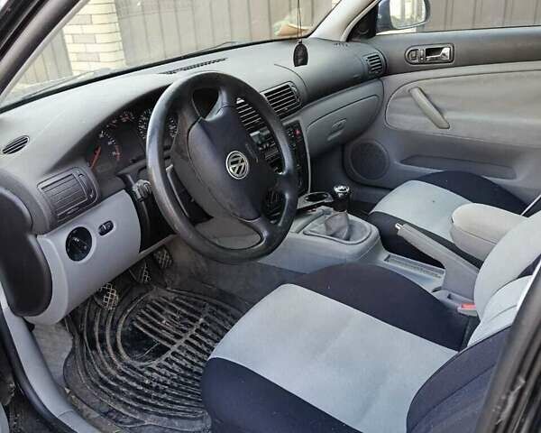 Чорний Фольксваген Пассат, об'ємом двигуна 1.8 л та пробігом 327 тис. км за 3900 $, фото 2 на Automoto.ua