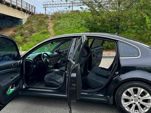 Черный Фольксваген Пассат, объемом двигателя 2.3 л и пробегом 294 тыс. км за 3800 $, фото 1 на Automoto.ua